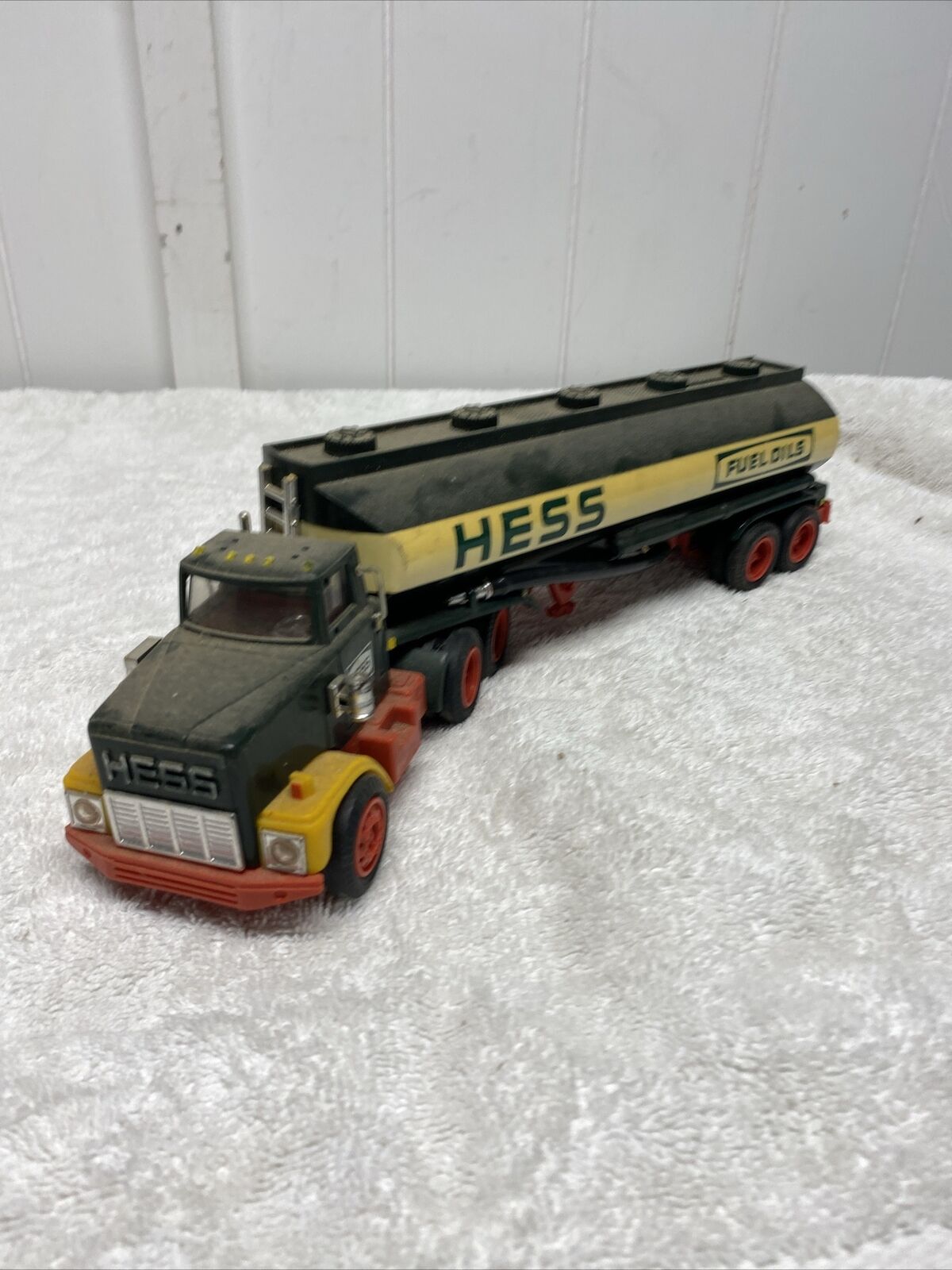 Vintage 1984 HESS Toy Tanker Truck Bank ~ Nice ~Not tested - NO BOX