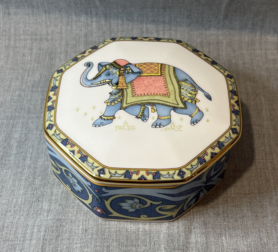 VTG Wedgwood  Blue Elephant  Bone China England Lidded Trinket Box Jewelry 1992 
