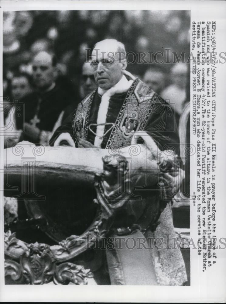 1958 Press Photo Vatican City Pope Pius XII kneels in prayer before image