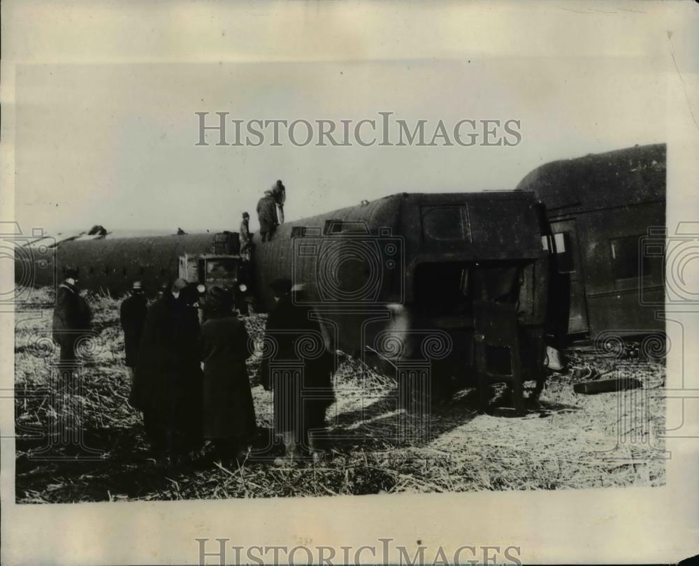 1927 Press Photo Train wreck in Iowa - ned68525
