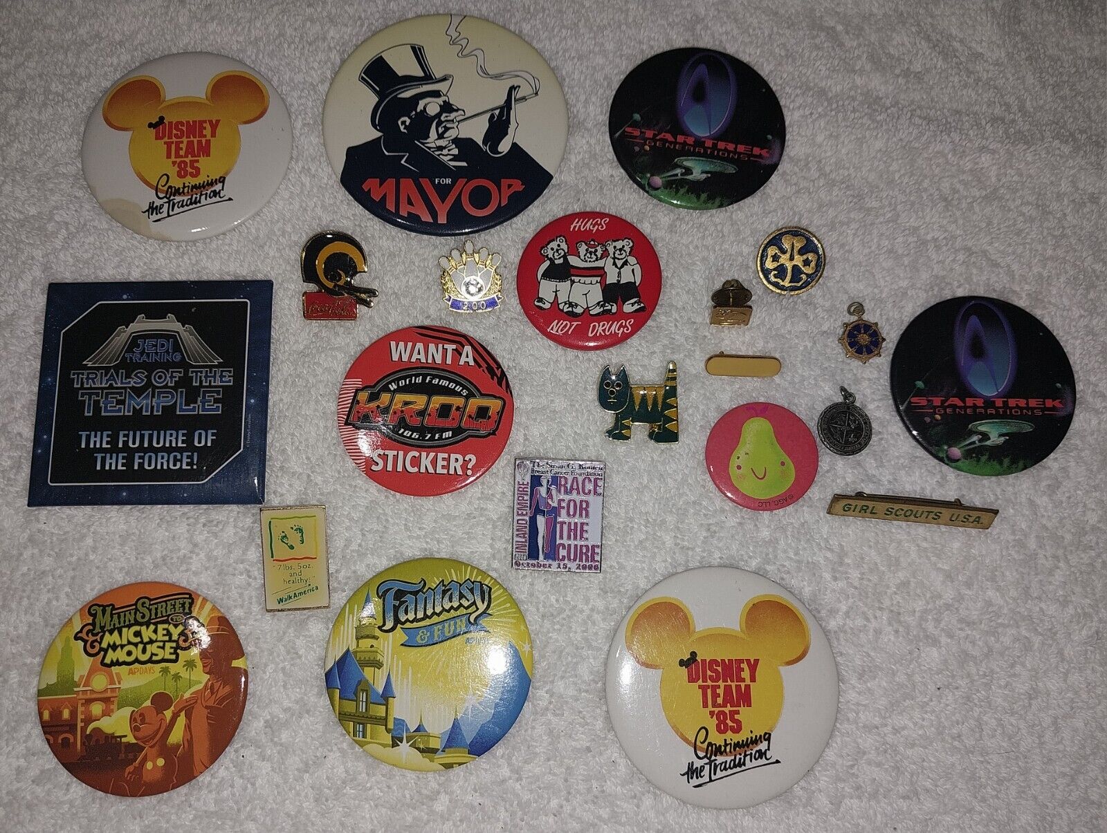 Vintage 1980-00s Mixed Button Pinback Lot of 20+ Clubs Movies Promo Disneyland 