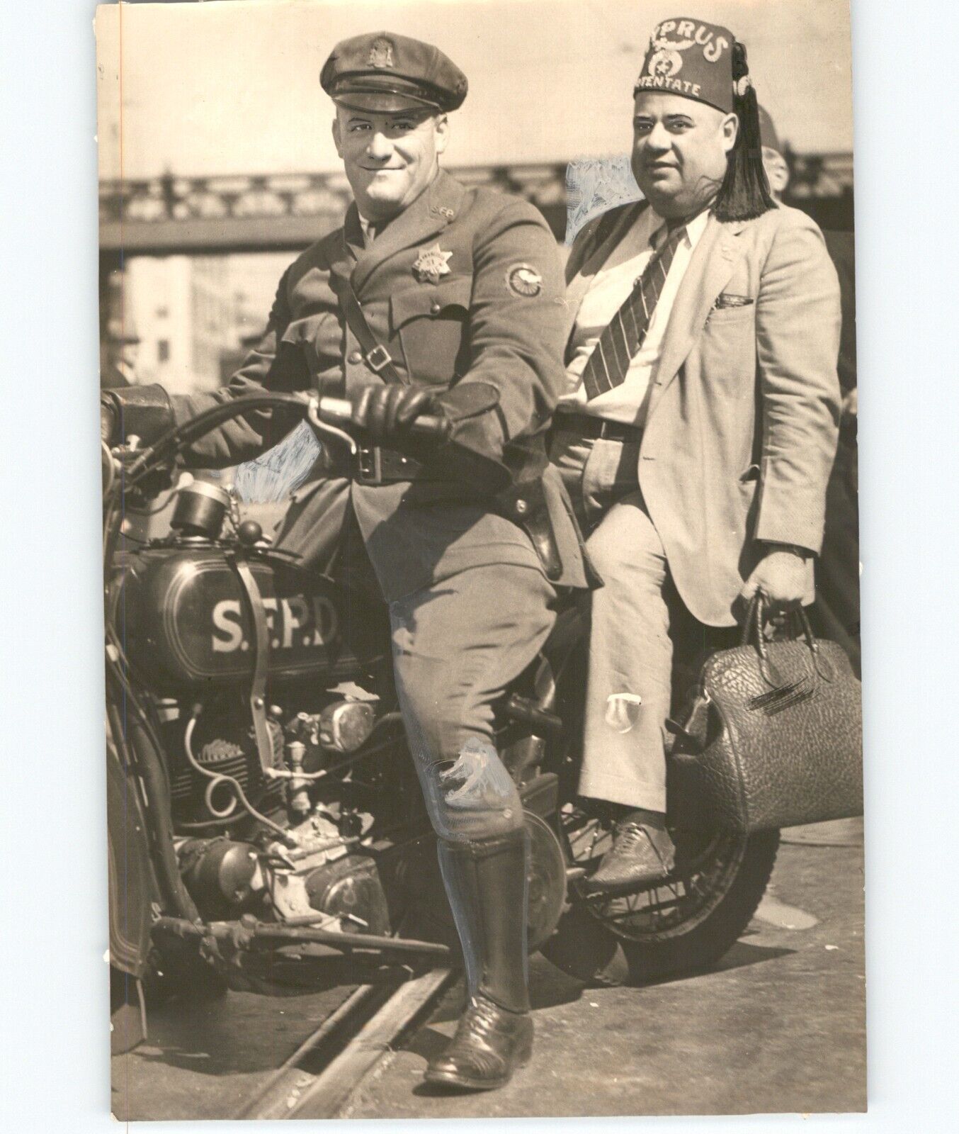 Remarkable VINTAGE 1932 Press Photo SAN FRANCISCO Motorcycle Cop & Man
