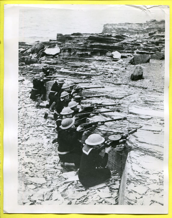 1942 British Naval Landing Party on Maneuvers Original Press Photo