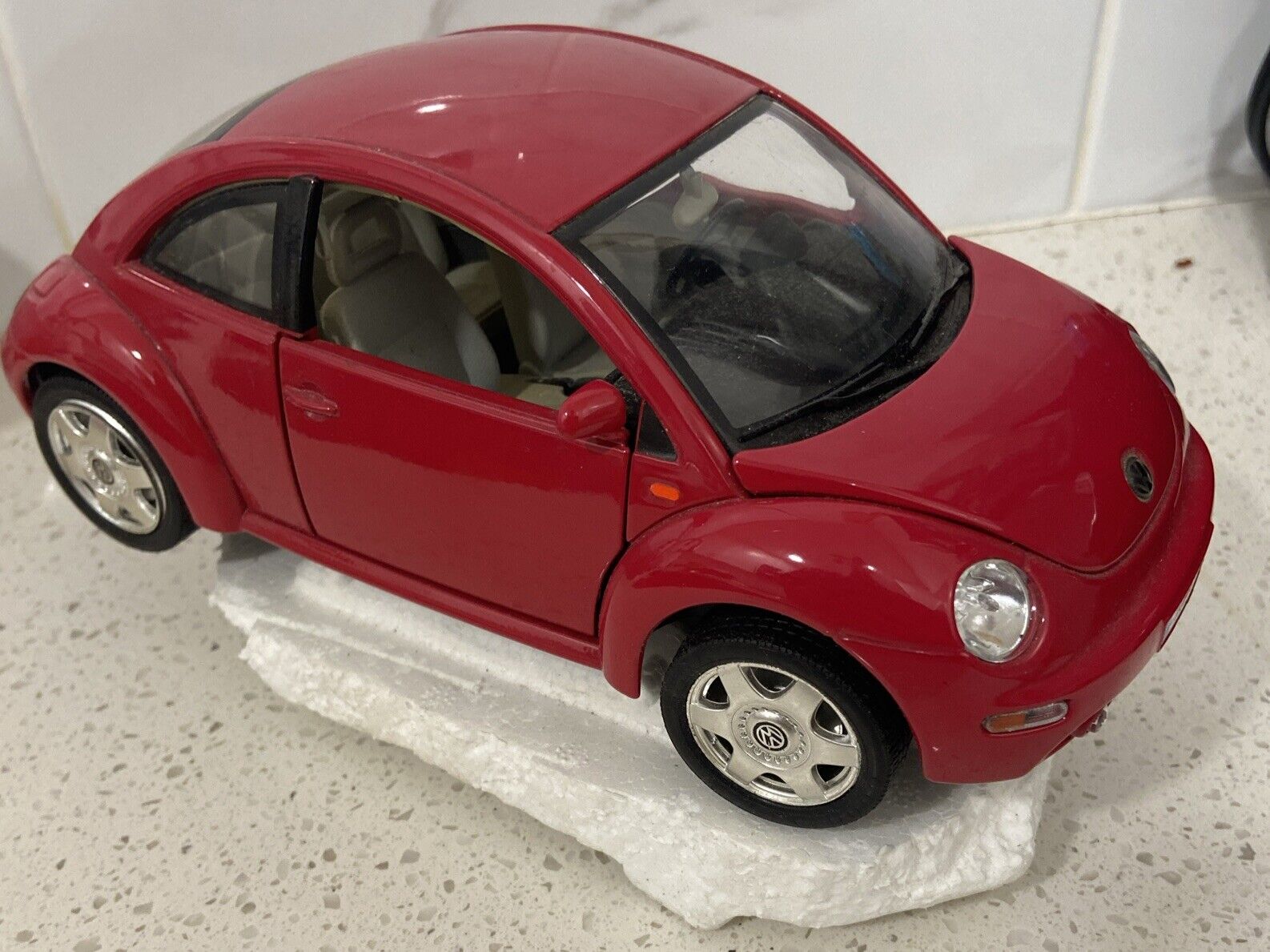 1998 Volkswagen New Beetle 1/18 Diecast Car, Red, by Bburago