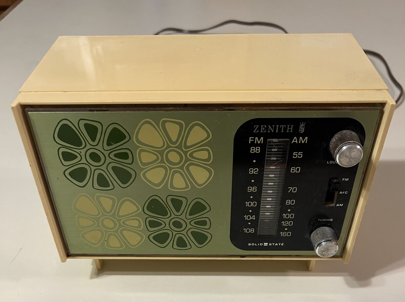 Vintage Rare 1973 Zenith Radio E 412W “Flower Power” White/Green Hippie *WORKS*