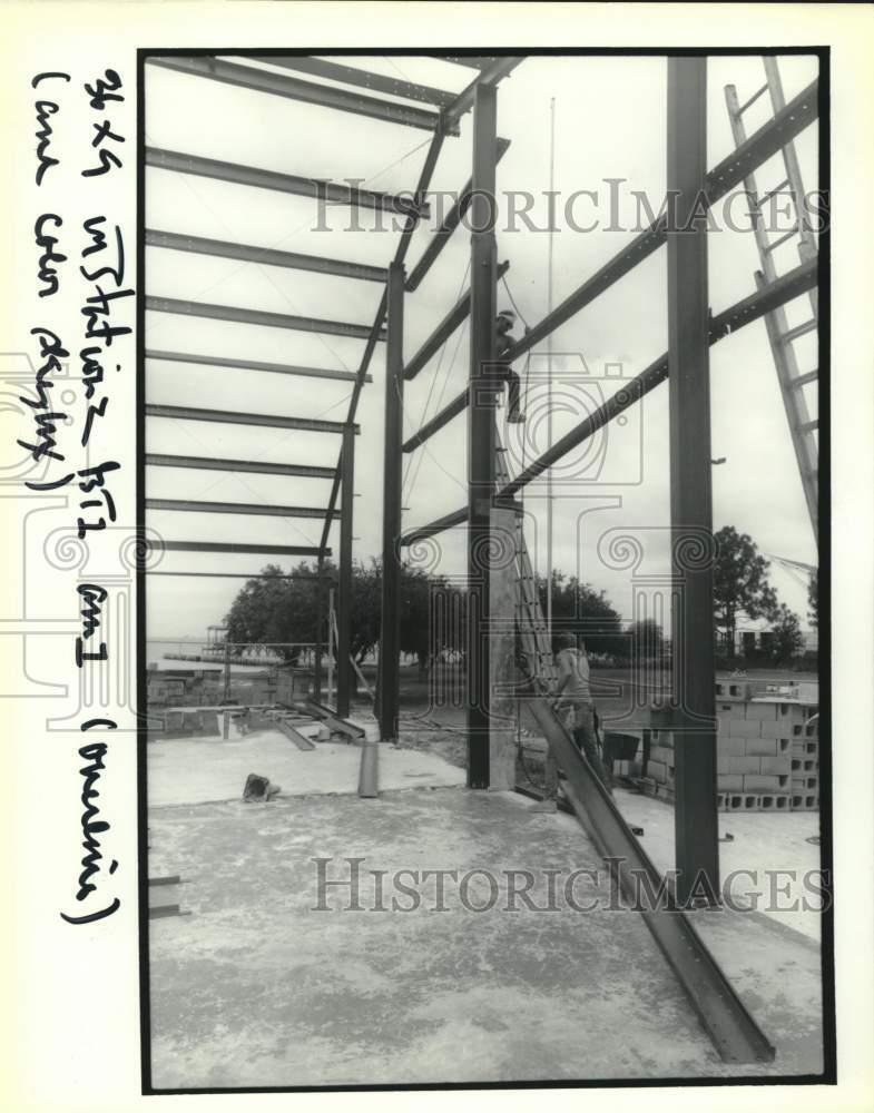 1989 Press Photo Scott LeMeunier, Mike Naquin construct St. Tammany Fire House