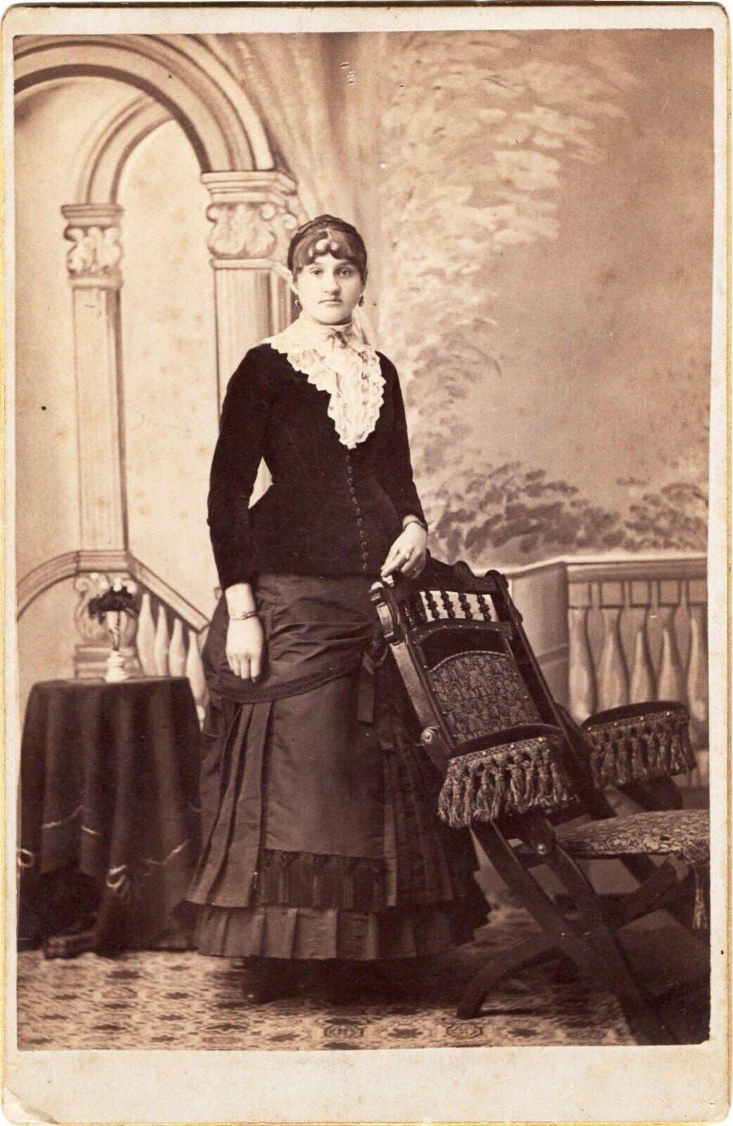 FASHIONABLE PRETTY YOUNG WOMAN : BEAUTIFUL OLD CHAIR : CABINET CARD PHOTOGRAPH