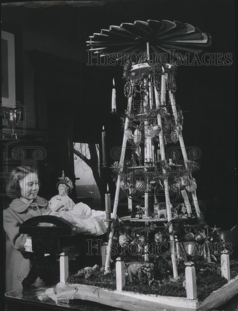 1957 Press Photo Christmas tree exhibit at Milwaukee County Historical society.