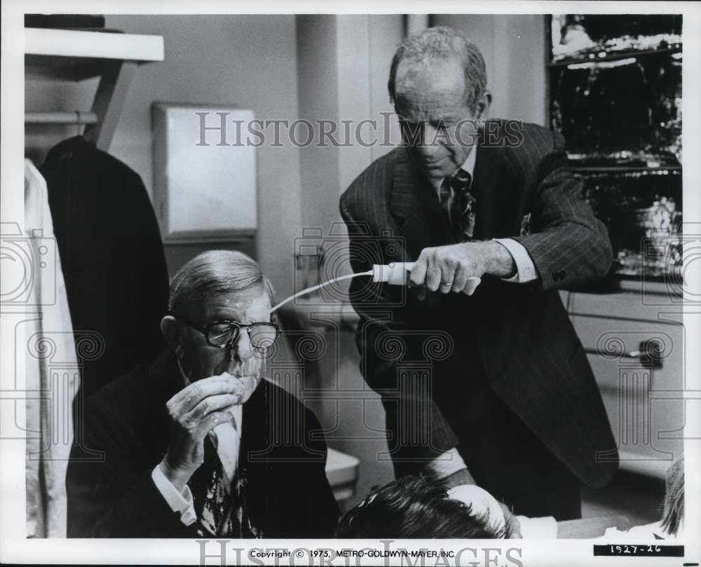 1975 Press Photo MGM Movie Scene with Walter Matthau - hcp83003