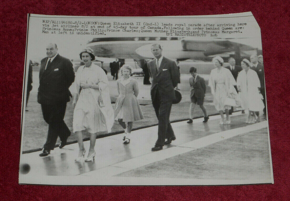 1959 Press Photo Queen Elizabeth II & Royal Family Arrive In London After Tour
