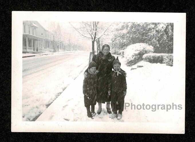 1942 WINTER STORM FALLING SNOW MOM KIDS SIDEWALK OLD/VINTAGE PHOTO SNAPSHOT- H66