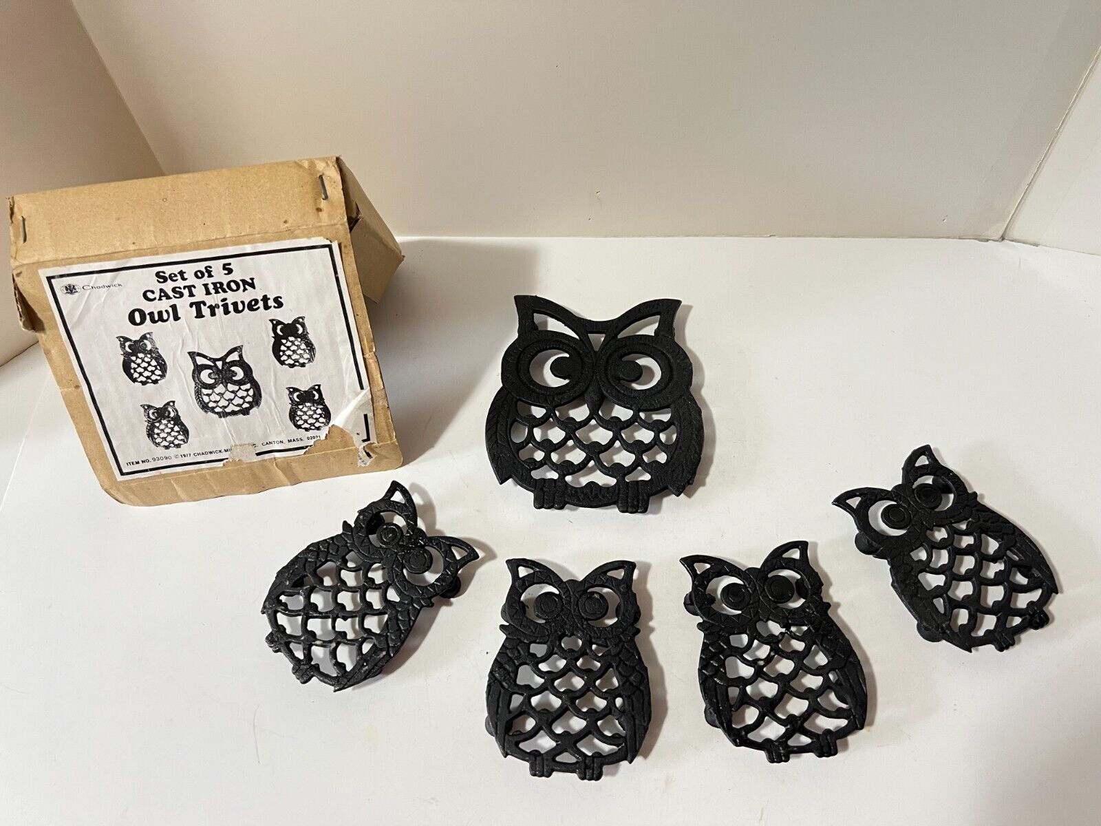 SET OF 5 VINTAGE 1977 CHADWICK CAST IRON OWL TRIVETS IN THE BOX