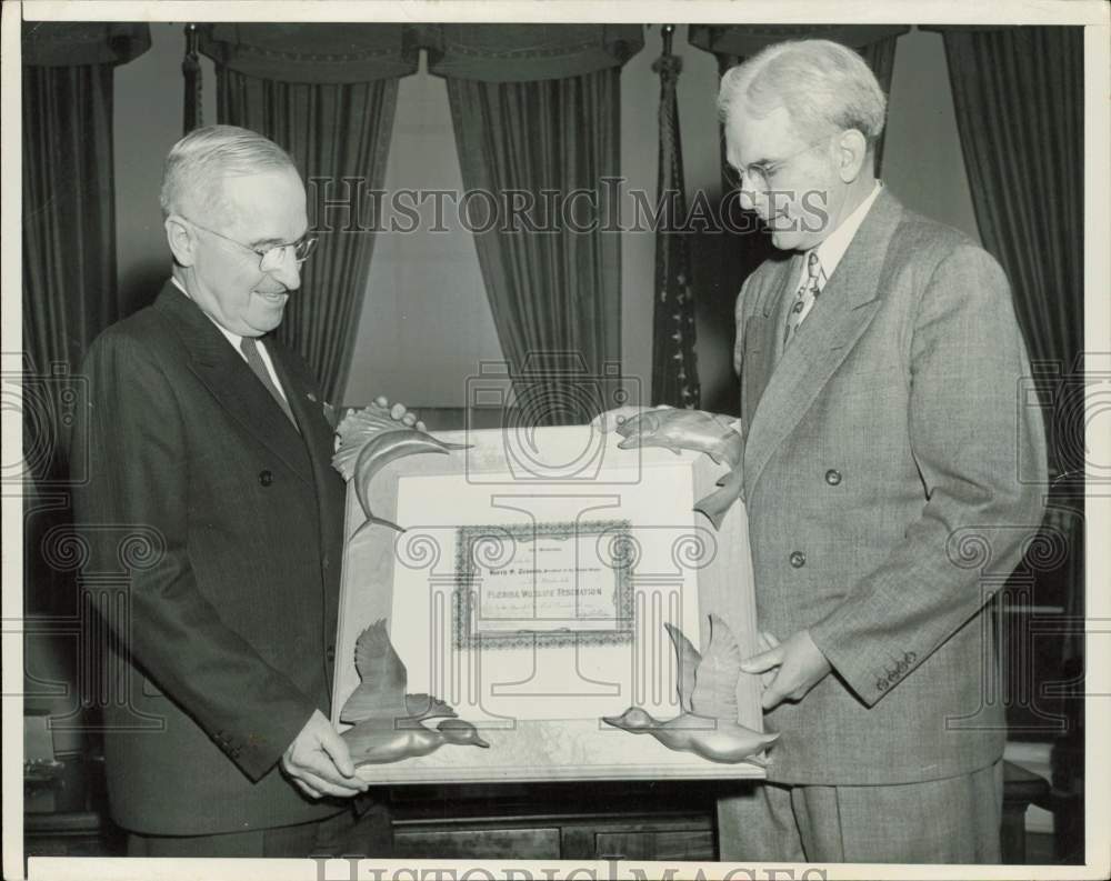 1948 Press Photo Spessard L. Holland gives President Truman a certificate