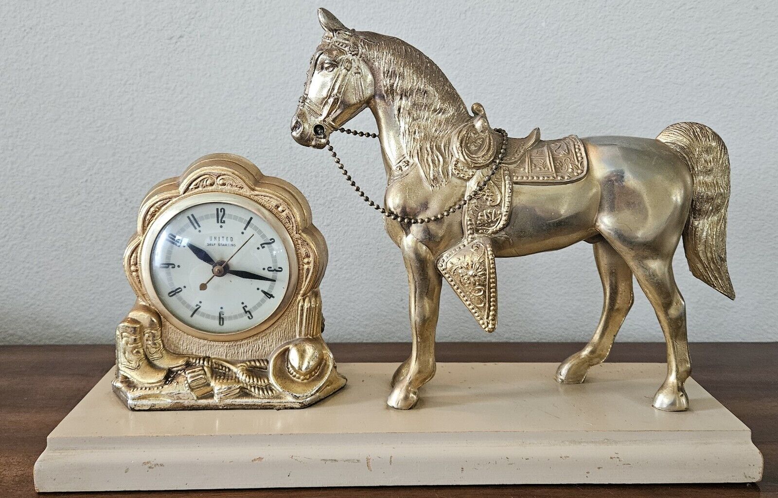 VTG MCM 1950s United Self Starting Horse Cowboy Mantel Electric Clock. *Read