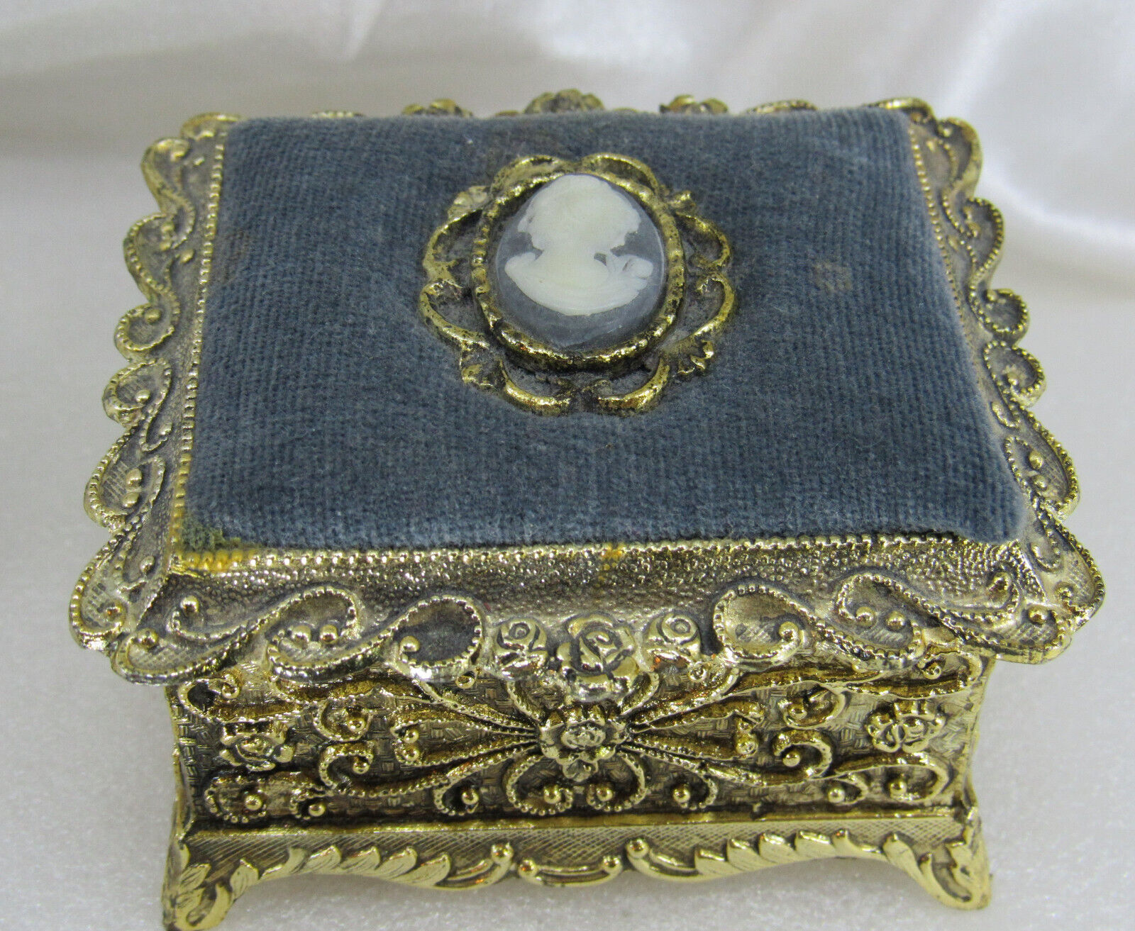 Vintage Jewelry blue velvet  Music Trinket Box Cameo Plays great