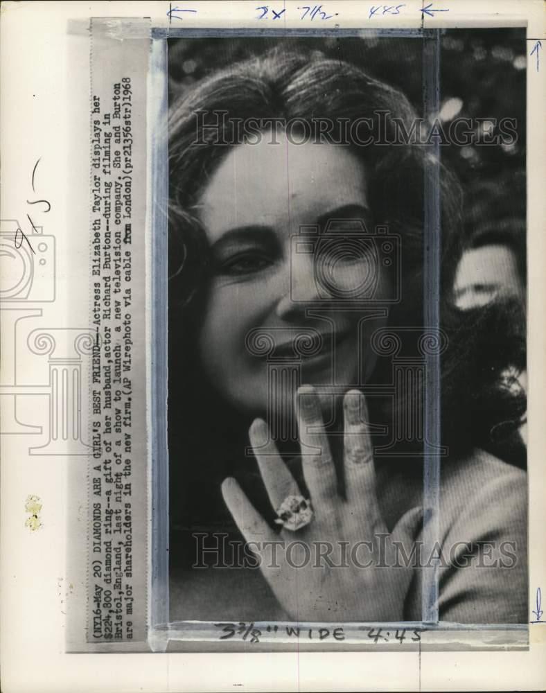 1968 Press Photo Actress Elizabeth Taylor & diamond ring, Bristol, England