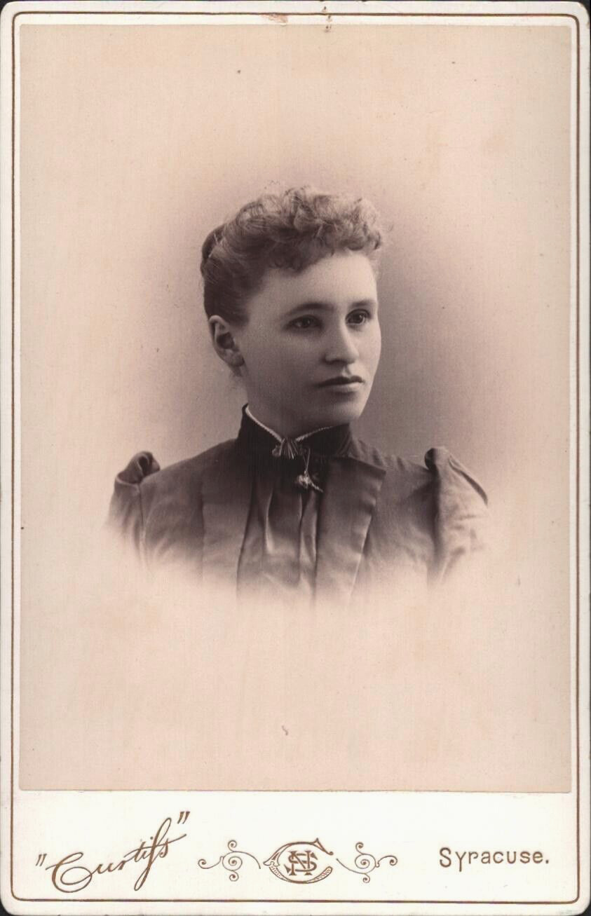 1890s SYRACUSE, NEW YORK antique cabinet card photograph ATTRACTIVE YOUNG WOMAN