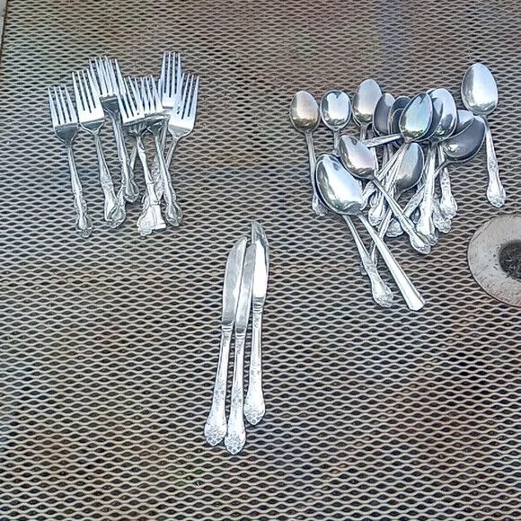 32 Vintage stainless flatware pieces mixed lot