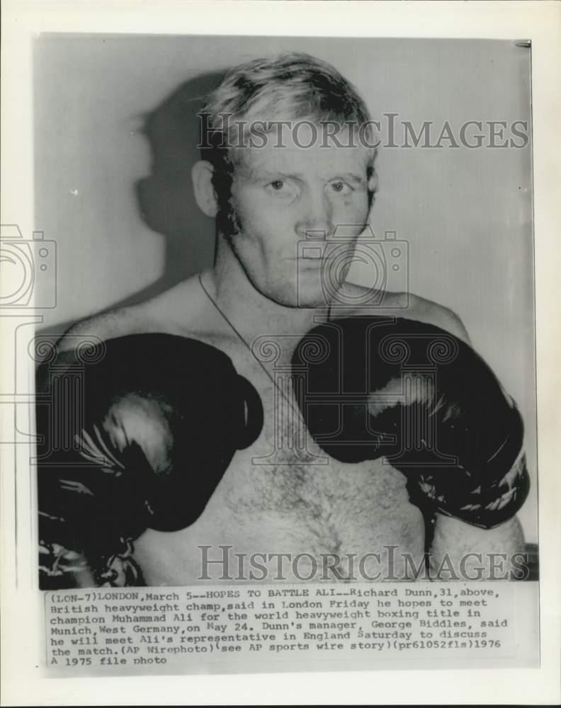 1975 Press Photo Boxer Richard Dunn talks about Muhammad Ali in London