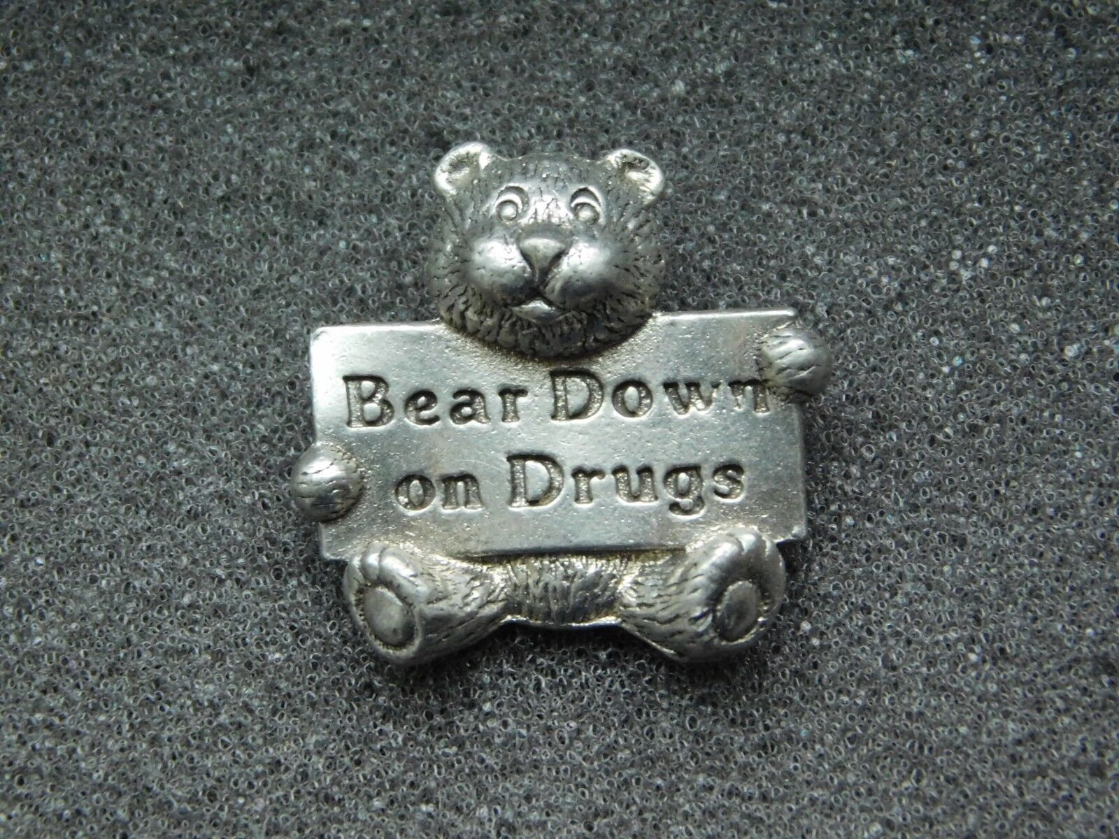 VINTAGE METAL PIN    BEAR DOWN ON DRUGS