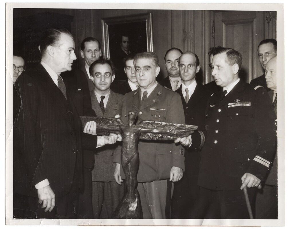 1946 Former Prisoners Buchenwald KZ Receive Award Ambassador Caffery News Photo