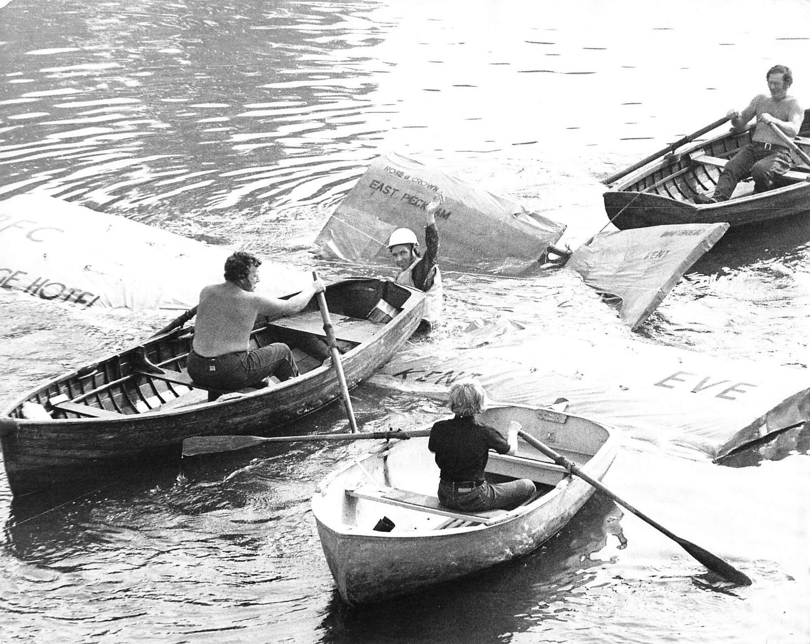1971 Press Photo Man Flying Plane Machine Branbridge Flying Club rowboats rescue