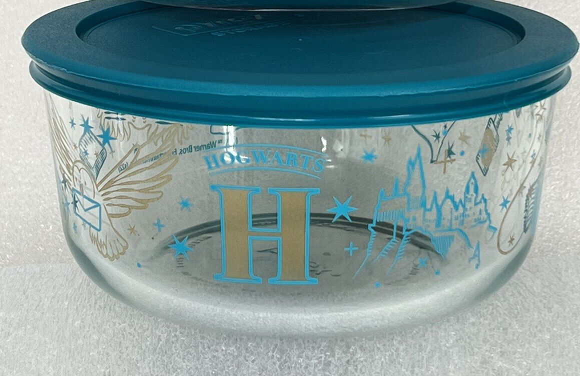 Pyrex Harry Potter ™ Decorated Glass Food Storage 4 Cup - Plastic Lid Hogwarts