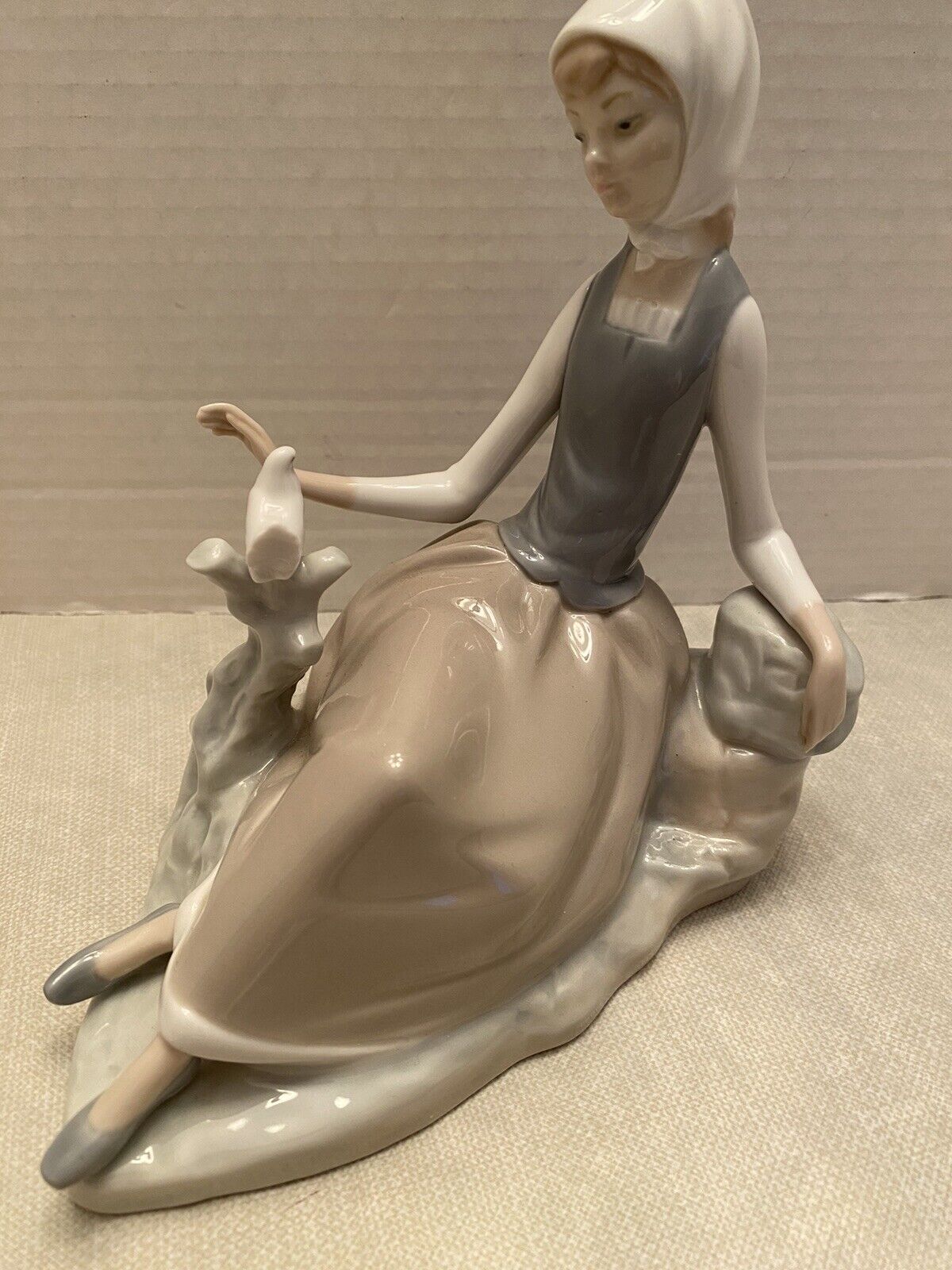 Lladro 4660 Shepherdess with Dove Figurine **RETIRED**