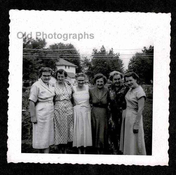 6 LADIES OLDER WOMEN DRESSES POSING IN YARD OLD/VINTAGE PHOTO SNAPSHOT- H117