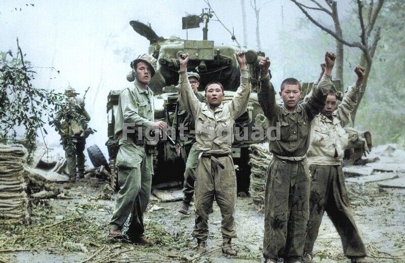 Picture Photo Korean War 1950 US Marine with captured Korean Soldiers 4264