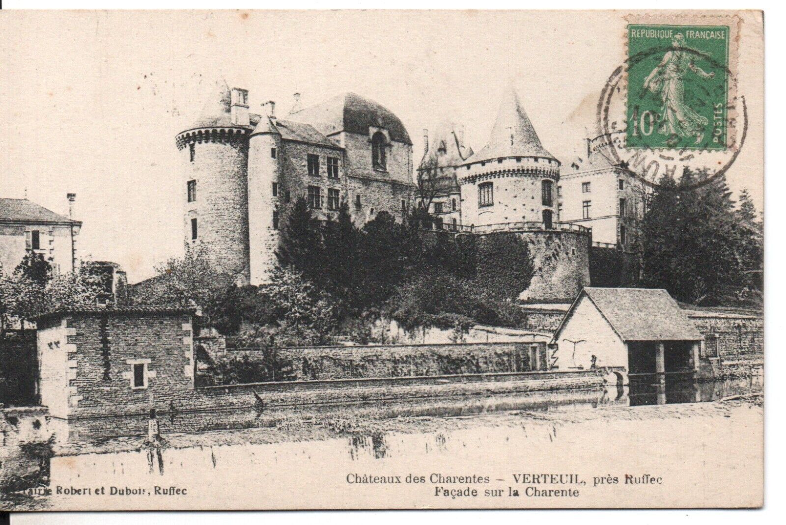 CPA - VERTEUIL near Ruffec - Château des Charentes - facade on the Charente