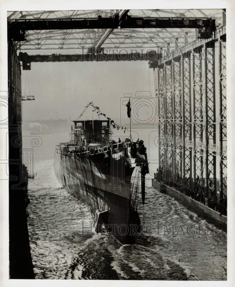 1941 Press Photo The USS Columbia launches in Camden, NJ. - kfx17799