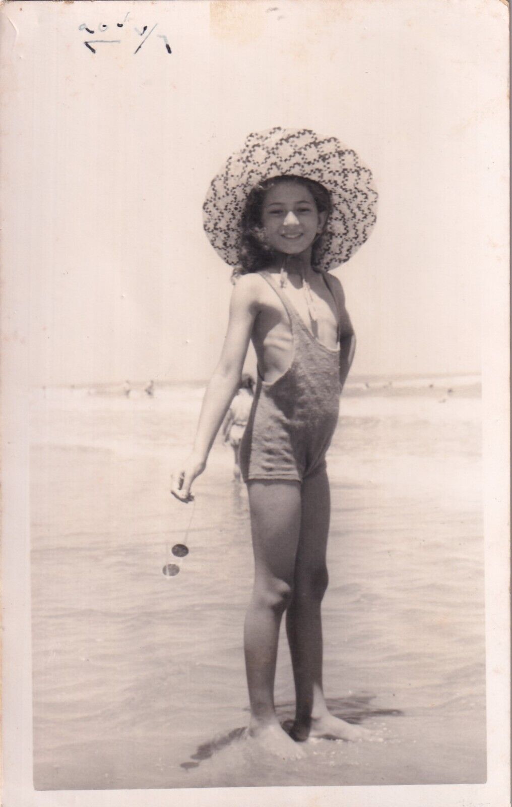 EGYPT VINTAGE PHOTO - Cute GIRL WITH BIG HAT  ON THE BEACH .1950