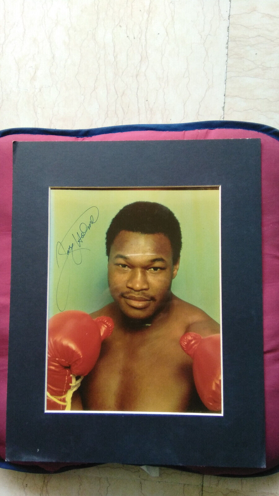BOXING PHOTO SIGNED LARRY HOLMES WITH CERTIFICATE OF AUTHENTICITY