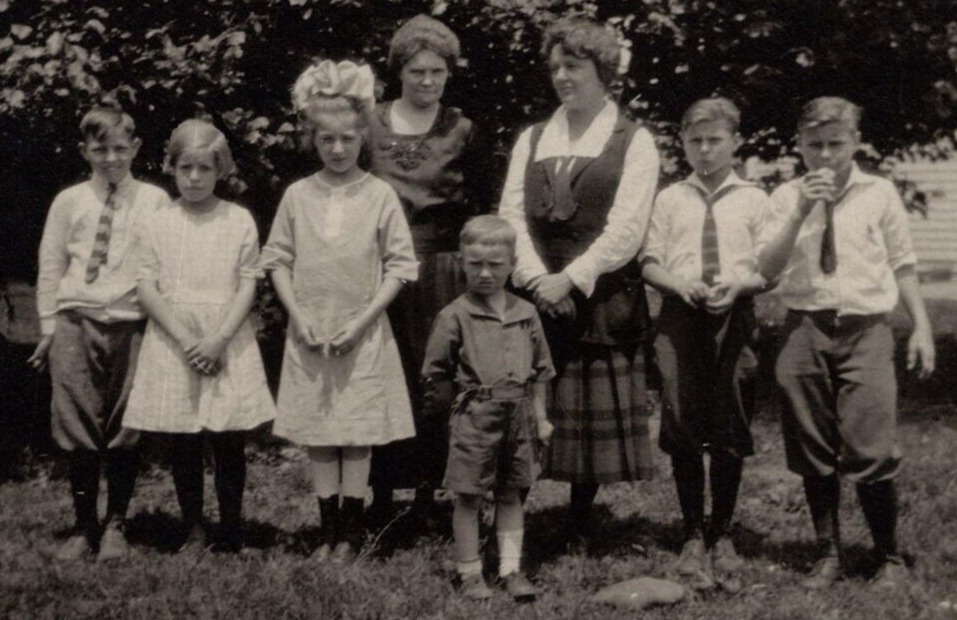 6Y Photograph Group Portrait Women Kids Boys Girls 1920-30\'s Named On Back