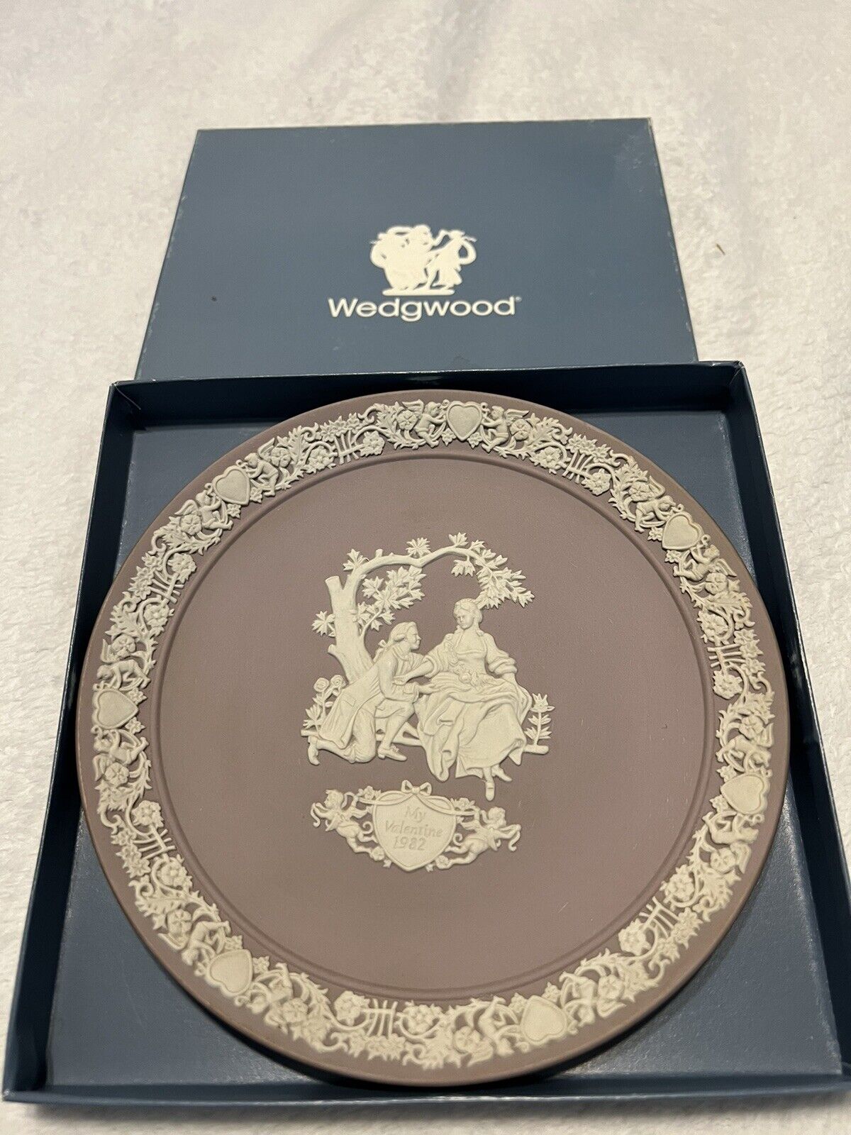 Vintage 1982 Wedgwood Valentines Plate with box 