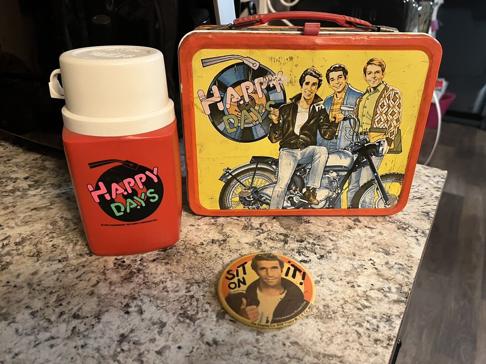 VINTAGE “HAPPY DAYS” METAL LUNCHBOX w/ THERMOS ‘76 With Button