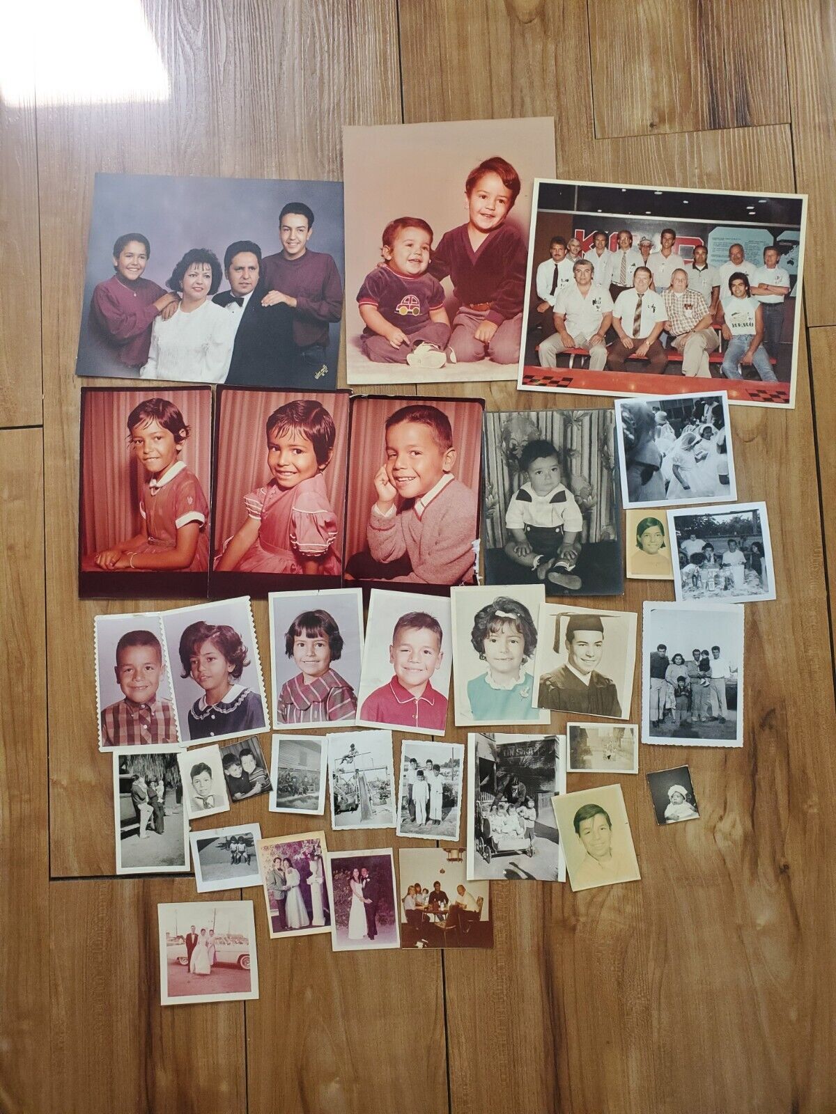 FOUND VINTAGE LOT OF 30 MEXICAN AMERICAN CHICANO FAMILY PHOTOS 1930-1990