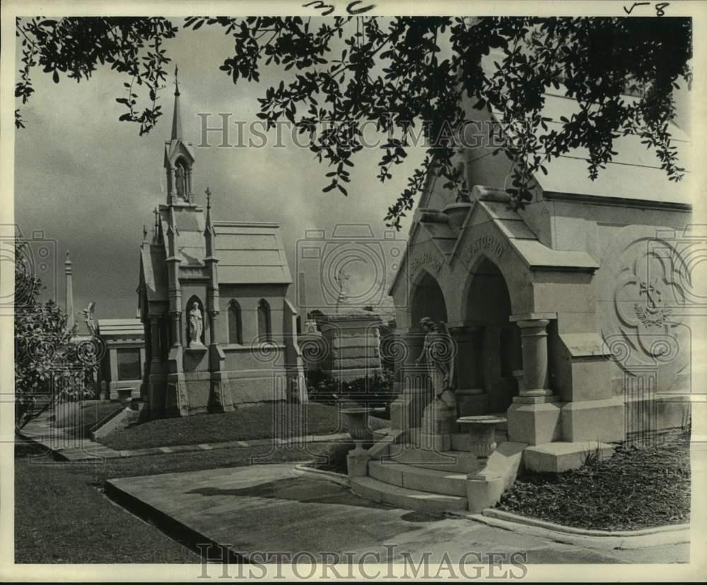 1974 Press Photo Well kept and beautiful, the Metairie Cemetery. - nox33631
