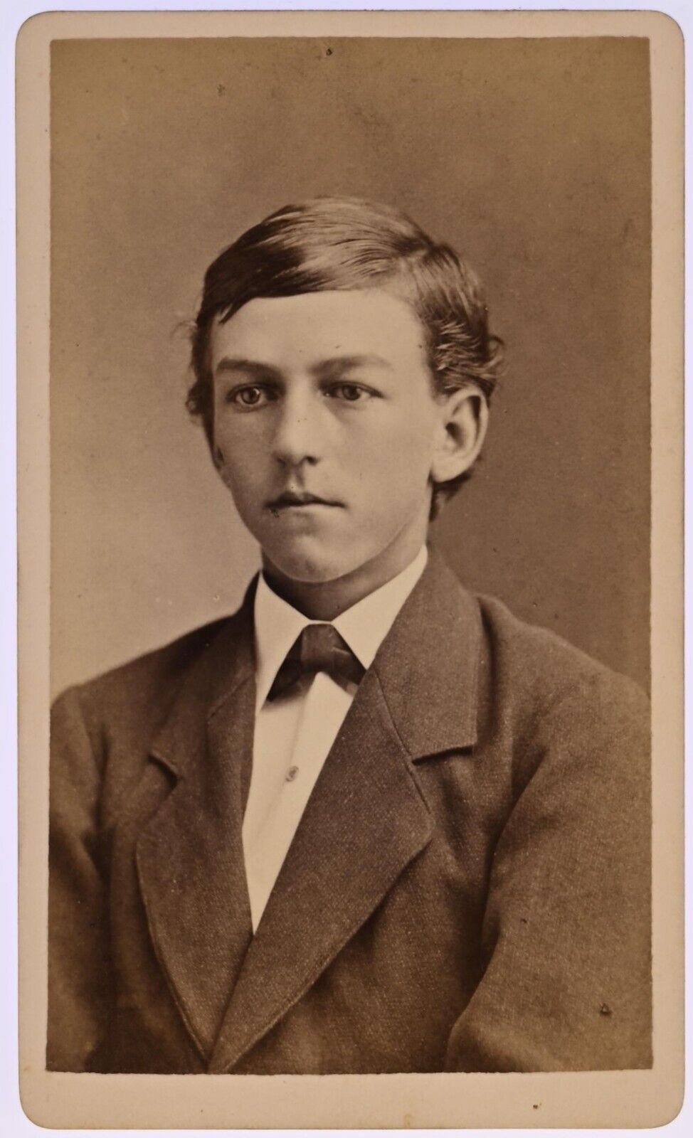 ANTIQUE CDV CIRCA 1870s JOHN H. OAKLEY HANDSOME TEENAGE BOY IN SUIT RAVENNA OHIO
