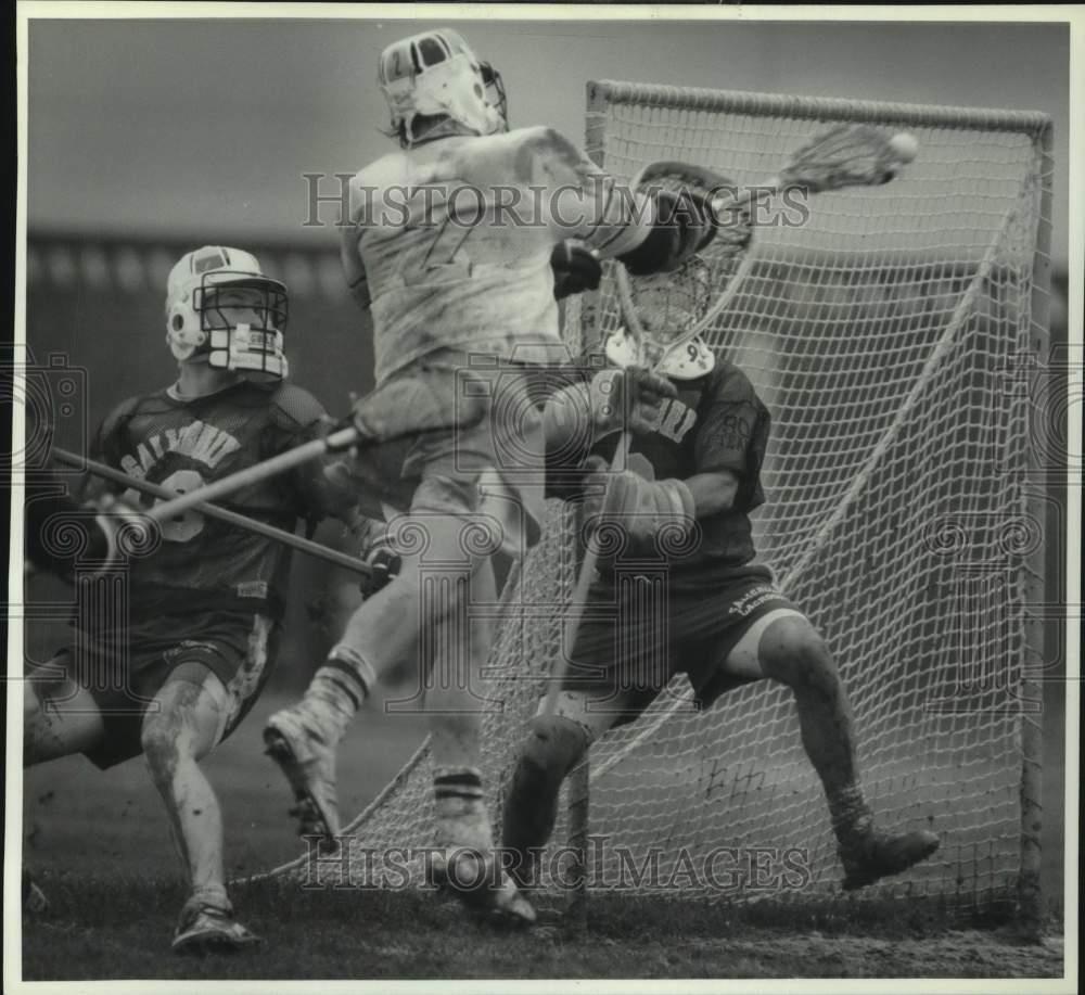1990 Press Photo Hobart College lacrosse player Lance Savage scores goal in game