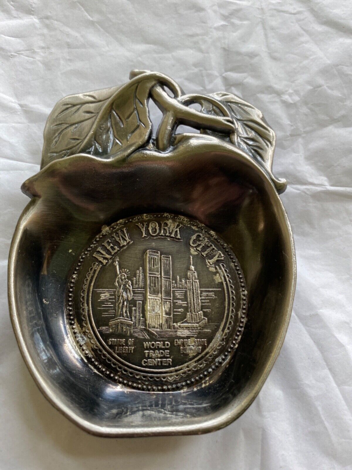 80’S NEW YORK CITY APPLE LAND MARK SILVER-TONE DISH WITH WORLD TRADE CENTER