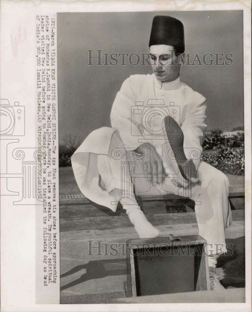 1958 Press Photo Aga Khan removes his shoes near Gandhi shrine in New Delhi