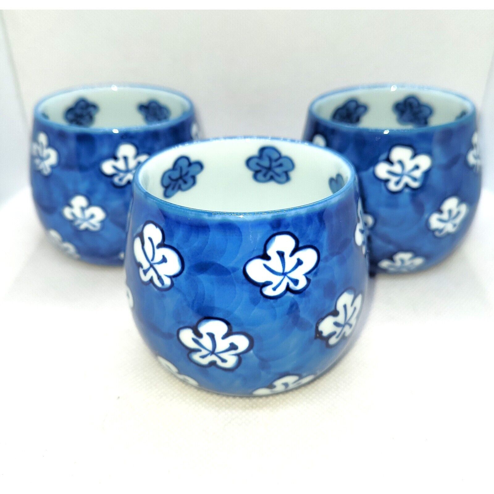 Japanese Arita Yaki Tatebayashi Genemon set of 3 teacups with floral motifs