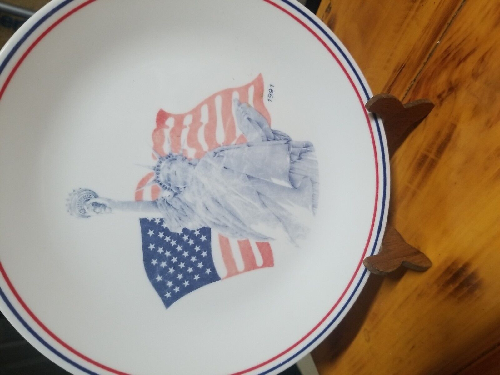 CORELLE - STATUE OF LIBERTY - AMERICAN FLAG - 1991 COMMEMORATIVE DINNER PLATE