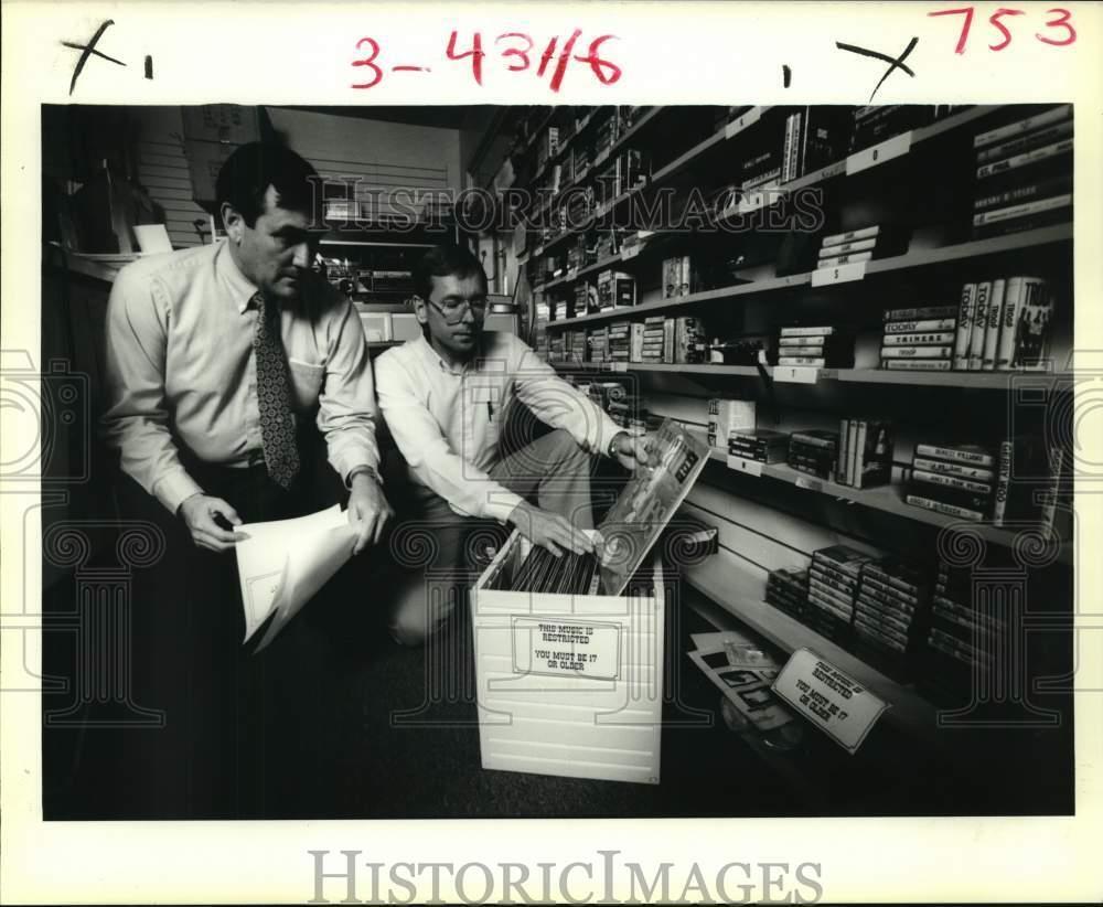 1989 Press Photo Paul Voorhies & Jody McDonald look at album in New Iberia Store