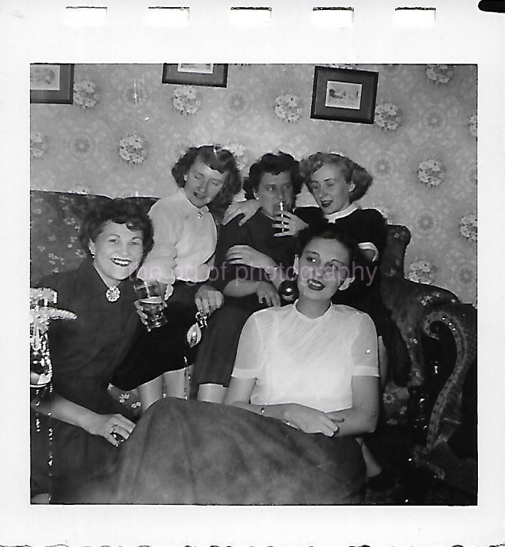 GIRL\'S NIGHT Vintage FOUND PHOTO Black+White Snapshot MID CENTURY WOMEN 28 10 P