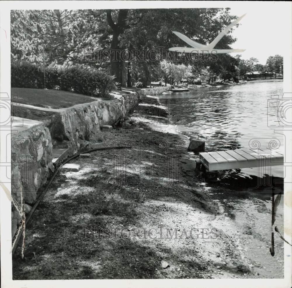 1963 Press Photo Low Water Levels At Williams Lakes Force Extension Of Docks