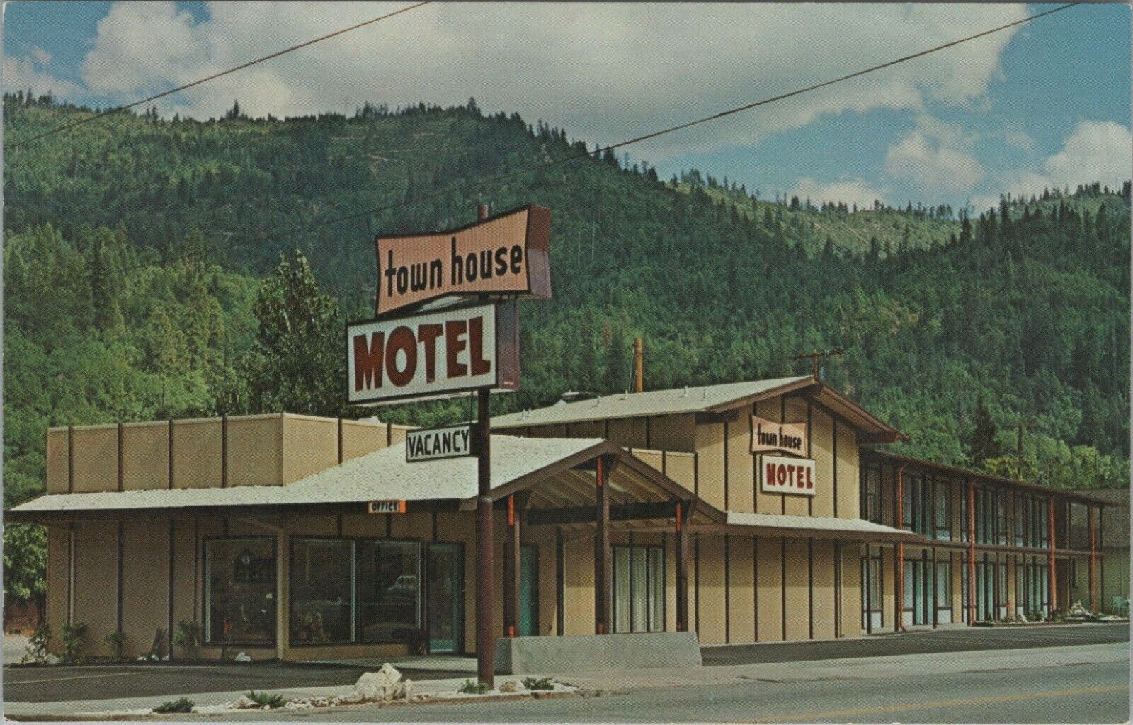 Town House Motel Dunsmuir California exterior c1960s postcard B775