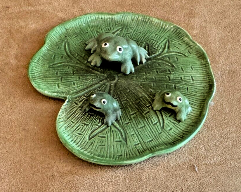 Ceramic Lily Pad with miniature frogs small figurines lot